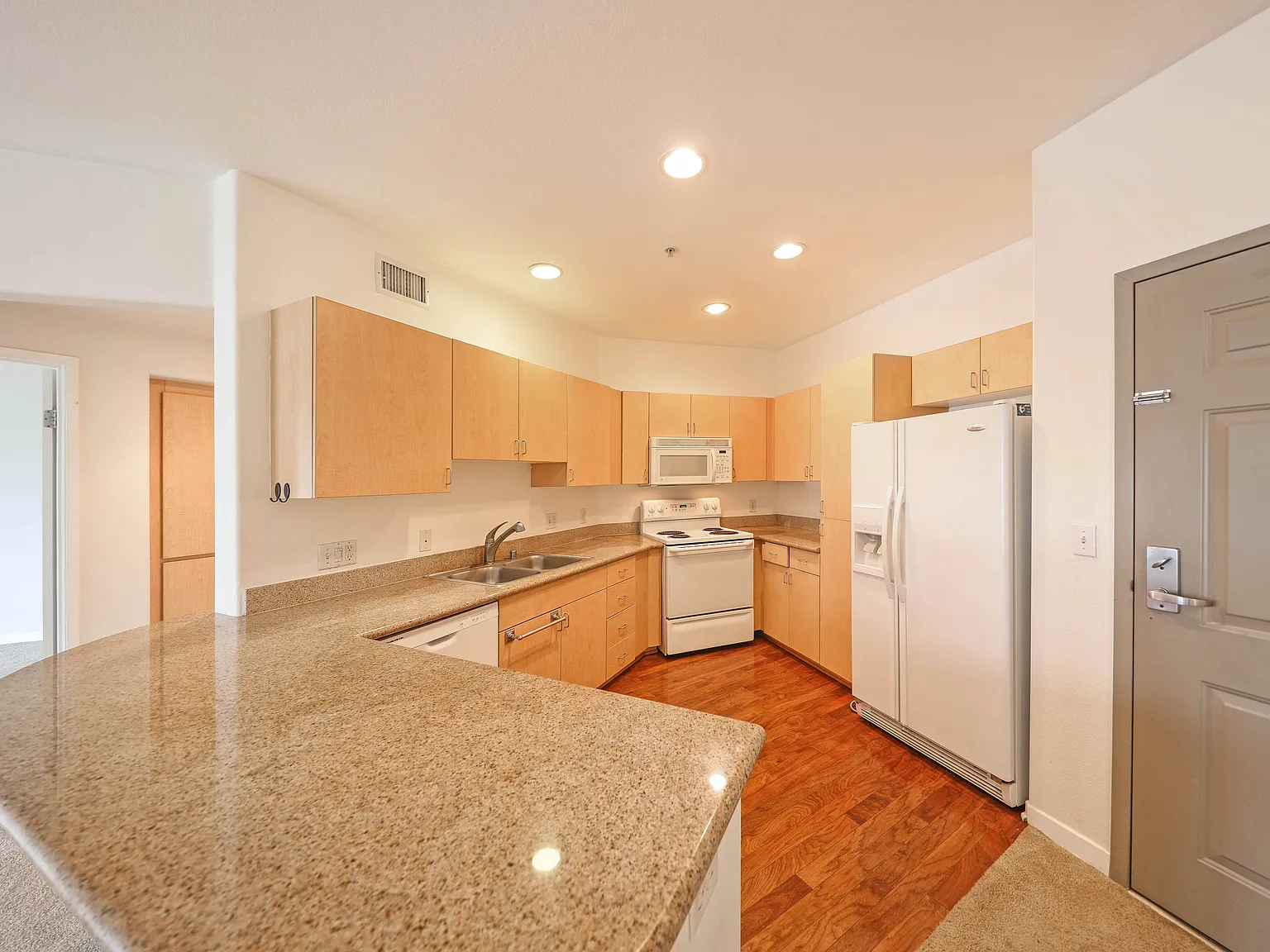 1 bed, 888 sqft, $2,880 — Photo 3