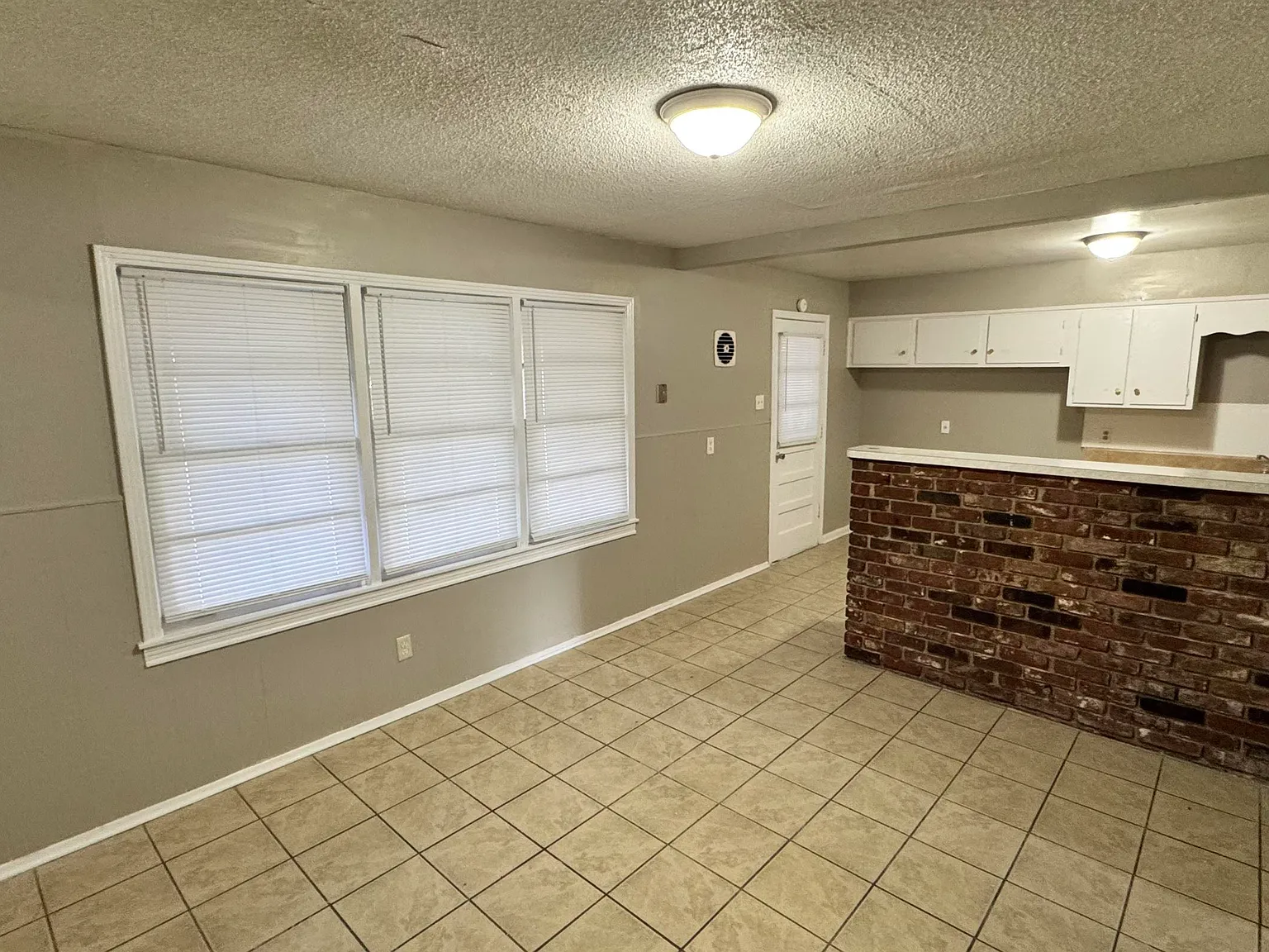 3 bed, 2.0 bath, 1380 sqft, $1,295 — Photo 4