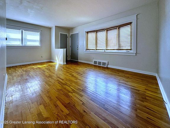 3rd image of 820 E Greenlawn Ave