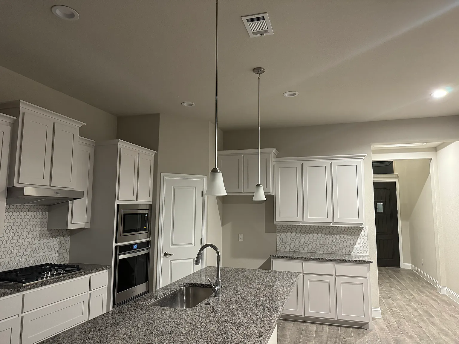 5 bed, 2828 sqft, $3,500 — Photo 3