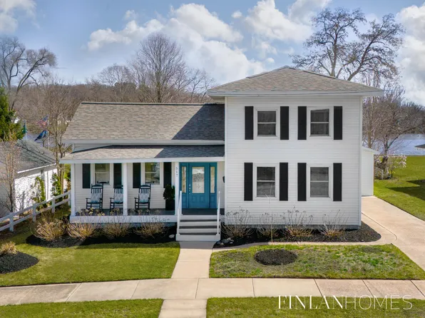 517 N Hudson St SE, Lowell, MI 49331