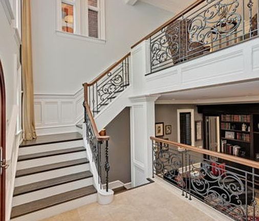3rd image of 1023 W Lill Ave