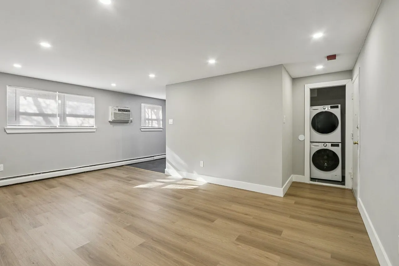 Oakland Terrace Apartments — Photo 1