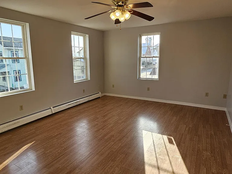 406 Main St — Photo 16