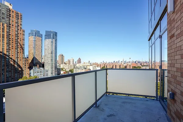 Rented by Red Apple Group | media 38
