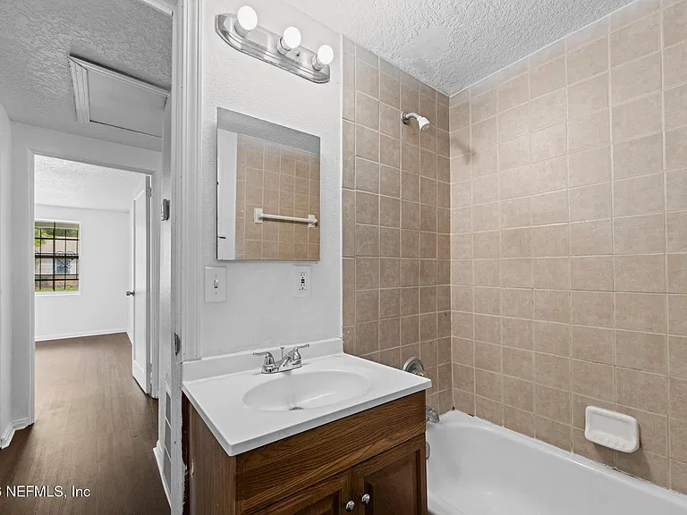 1424 W 9th St — Photo 17