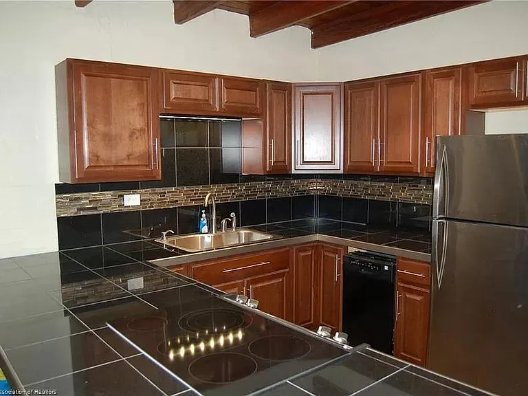 2175 Lakeview Dr — Photo 3