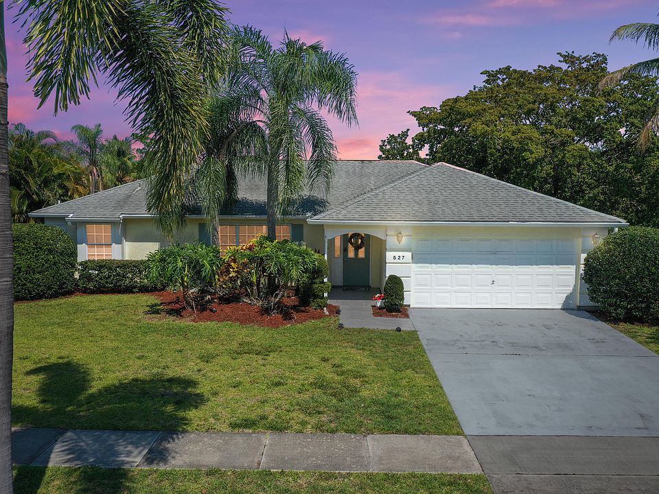 1st image of 527 NE Solida Cir