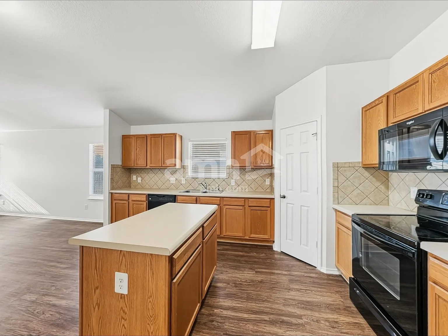 3 bed, 2.0 bath, 2050 sqft, $2,145 — Photo 3