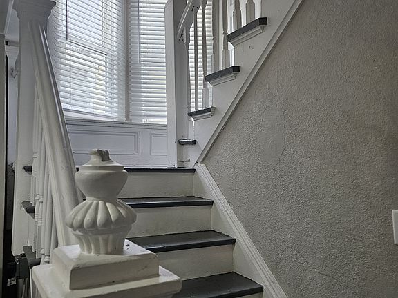 4th image of 116 N Summit St #1