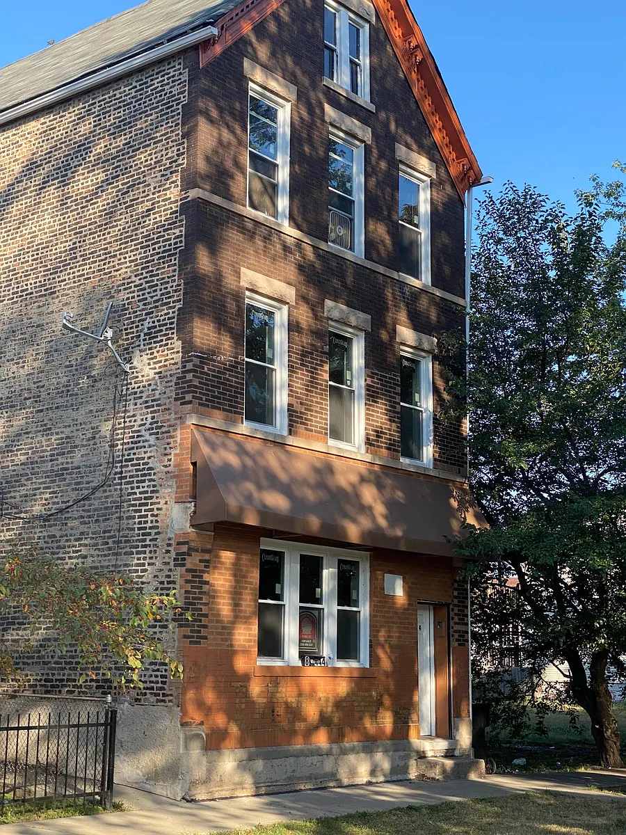 Photo 1 of 8 - 8444 S Buffalo Ave #2 - Chicago, IL Primary Photo - 8444 S Buffalo Ave #2