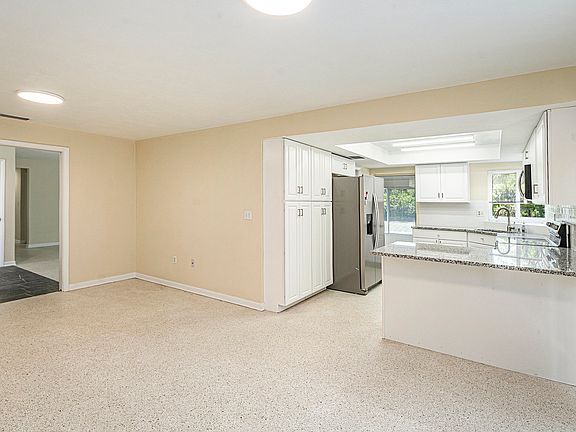 5th image of 475 E Lake Dr