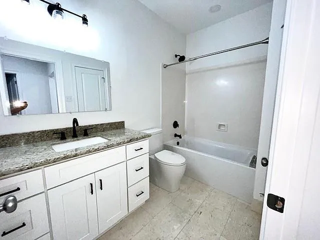 800 N Causeway Blvd #201 — Photo 10