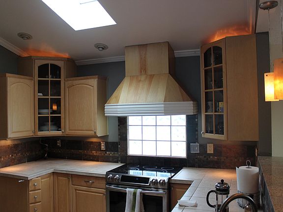 Great cook's kitchen! Efficient hood system over range.