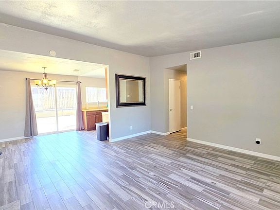 4th image of 1546 Clock Ave