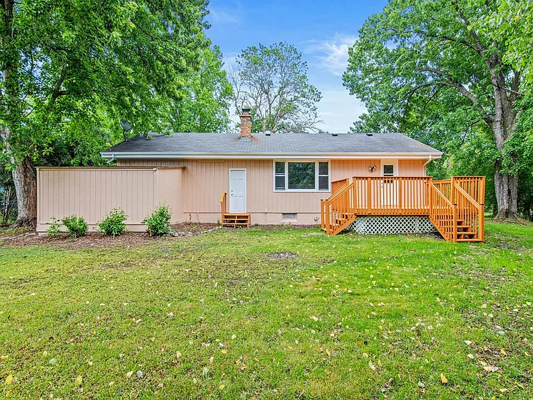 3225 Lanewood Ln N — Photo 35