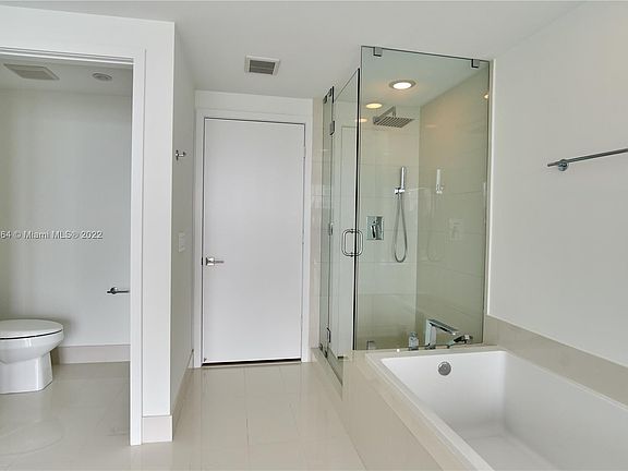 4th image of 650 NE 32nd St Unit 1003