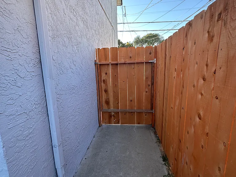 2844 Fairmount Ave — Photo 33