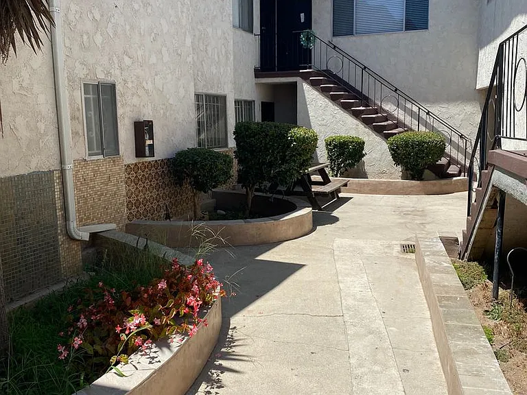 10219 Woodworth Ave — Photo 13