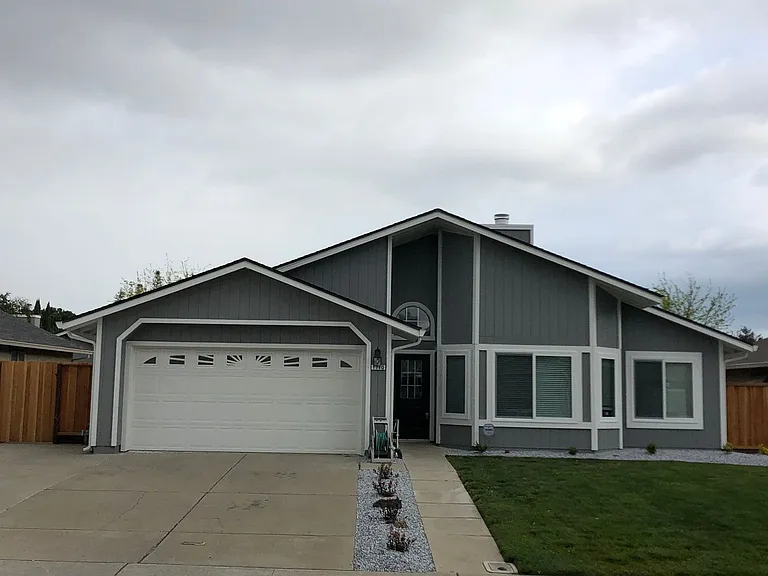 1740 Gateway Dr — Photo 2