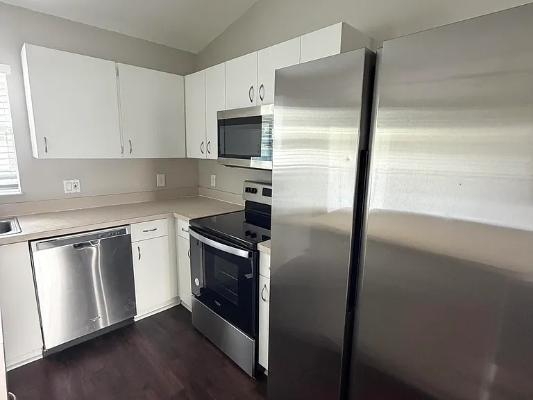 581 NW Goldcoast Ave — Photo 8