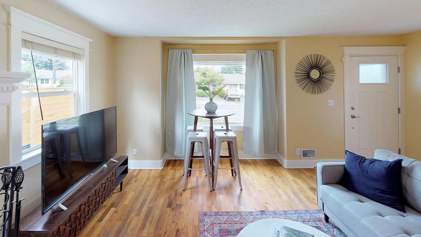 Private Bedroom in Renovated Home by Woodlawn Park — Photo 3