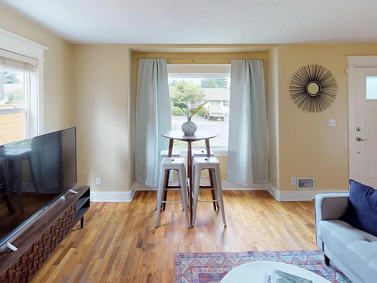 6914 NE Grand Ave — Photo 3