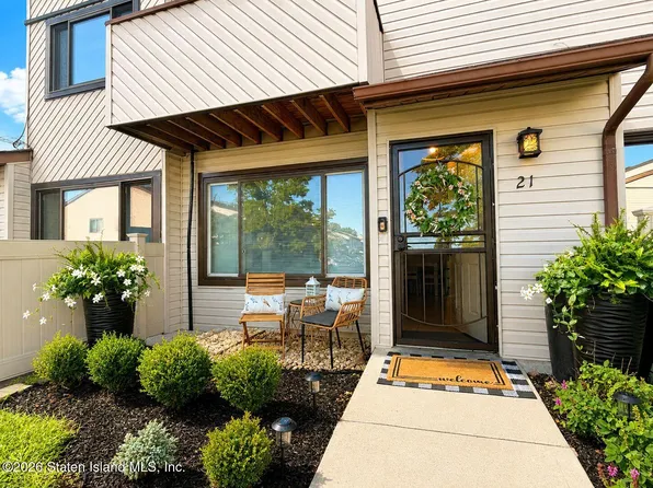 21 Wolkoff Ln, Staten Island, NY 10303