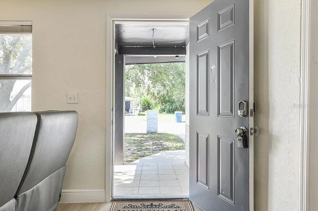 4 bed, 2.0 bath, 1735 sqft, $3,000 — Photo 4