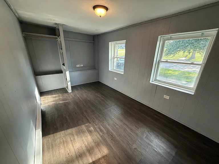 907 Pershing Ave — Photo 17