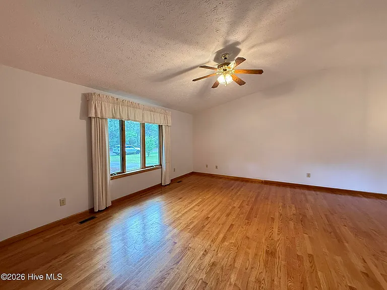 315 W Craven Ave — Photo 10