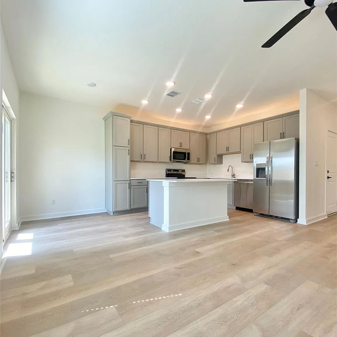 3 bed, 2.5 bath, 1765 sqft, $1,895 — Photo 2