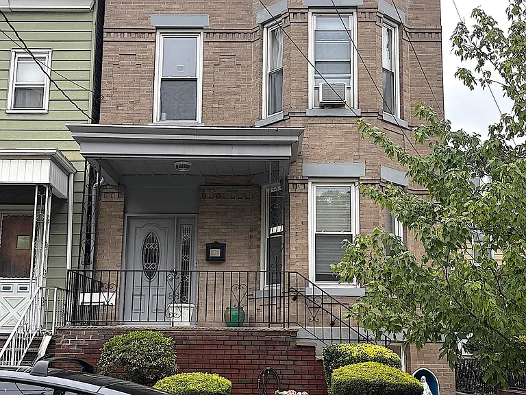 111 Maple St #1 — Photo 1