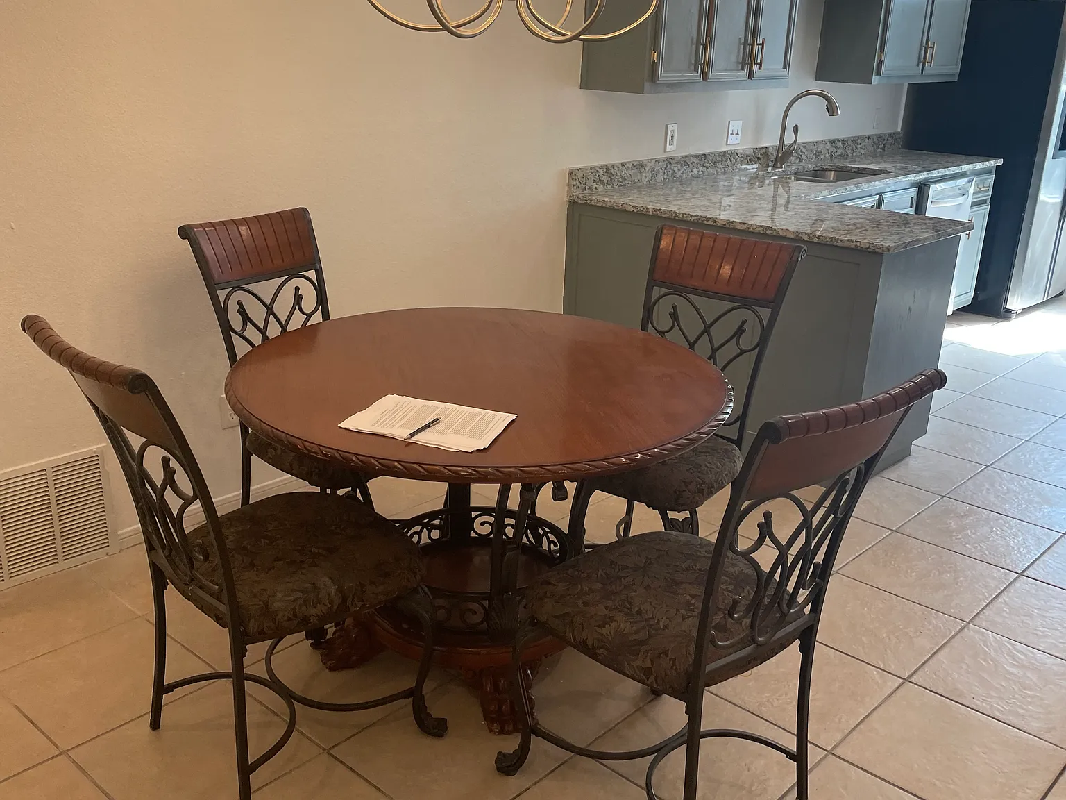4 bed, 1600 sqft, $595 — Photo 2
