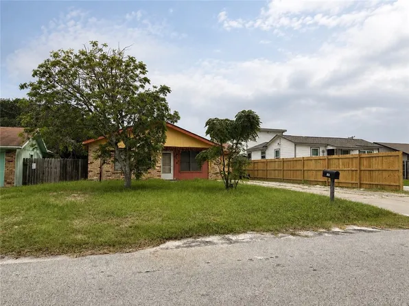 1042 S 10th St, Aransas Pass, TX 78336