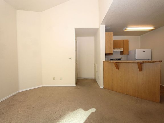 4th image of 450 Elm Dr Unit 204