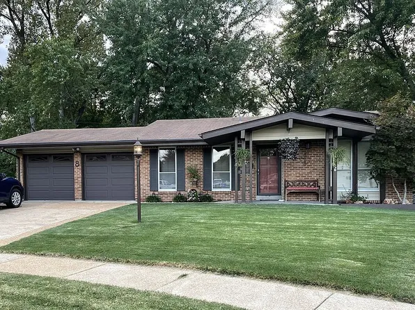 8 Blackfoot Ct, Florissant, MO 63033