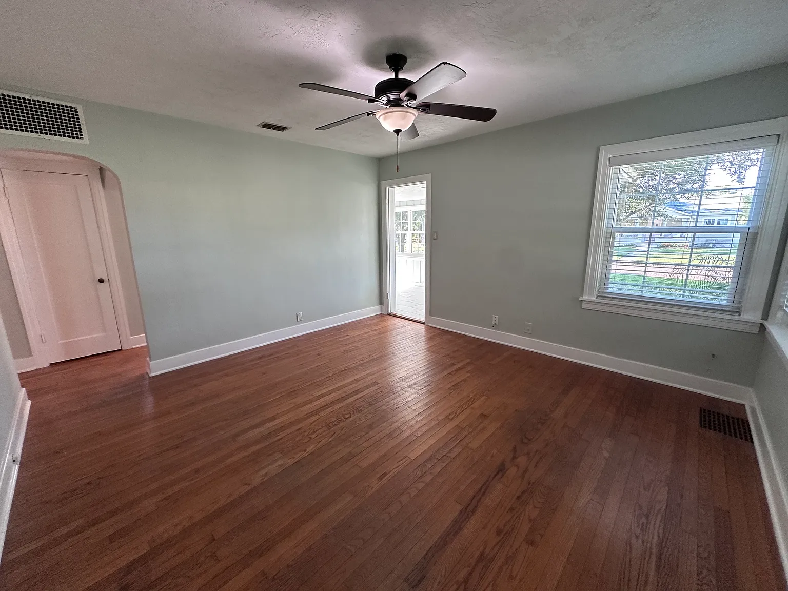 2 bed, 1040 sqft, $2,695 — Photo 3