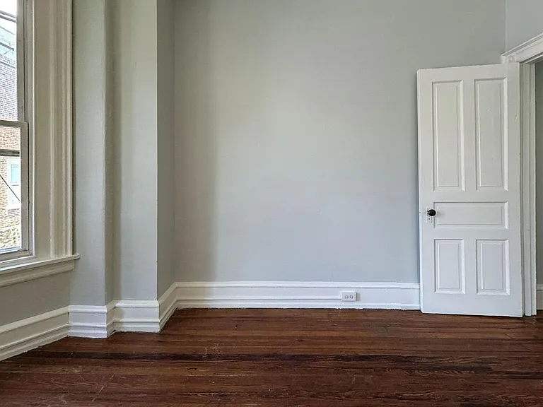 435 E Walnut Ln — Photo 2