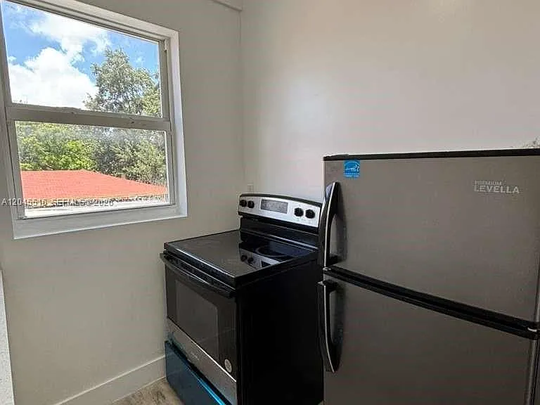 1051 NW 2nd St #10 — Photo 7