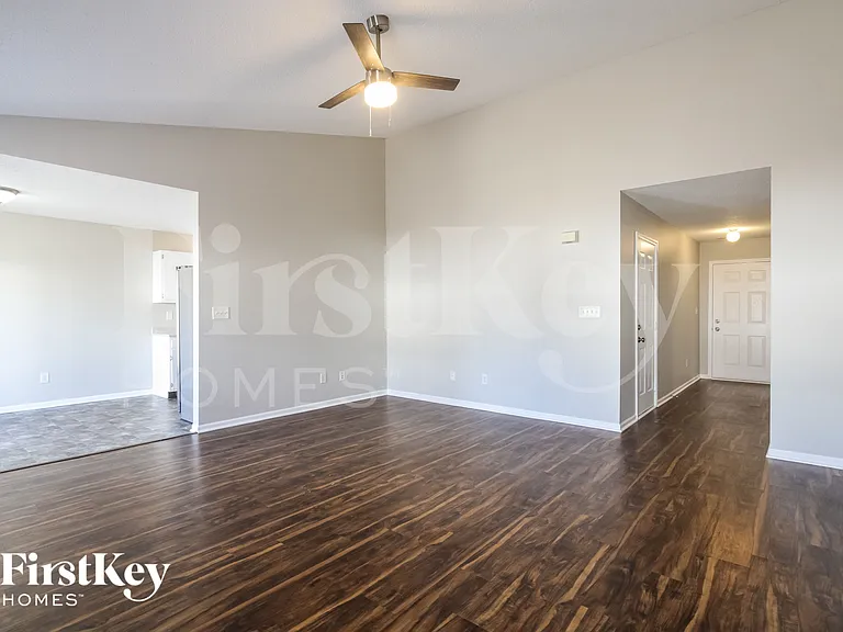 9762 Trail Dr — Photo 3
