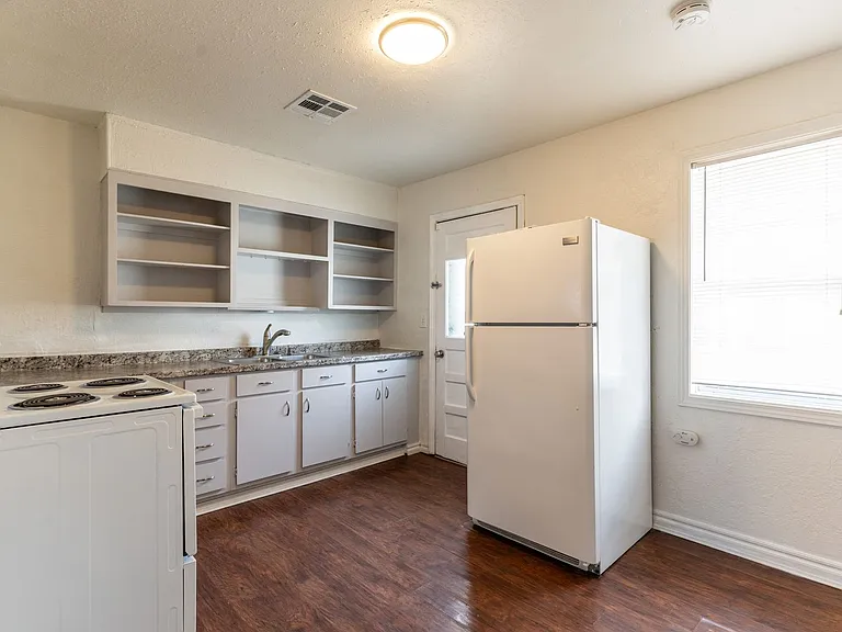 1621 Thompson Dr — Photo 6