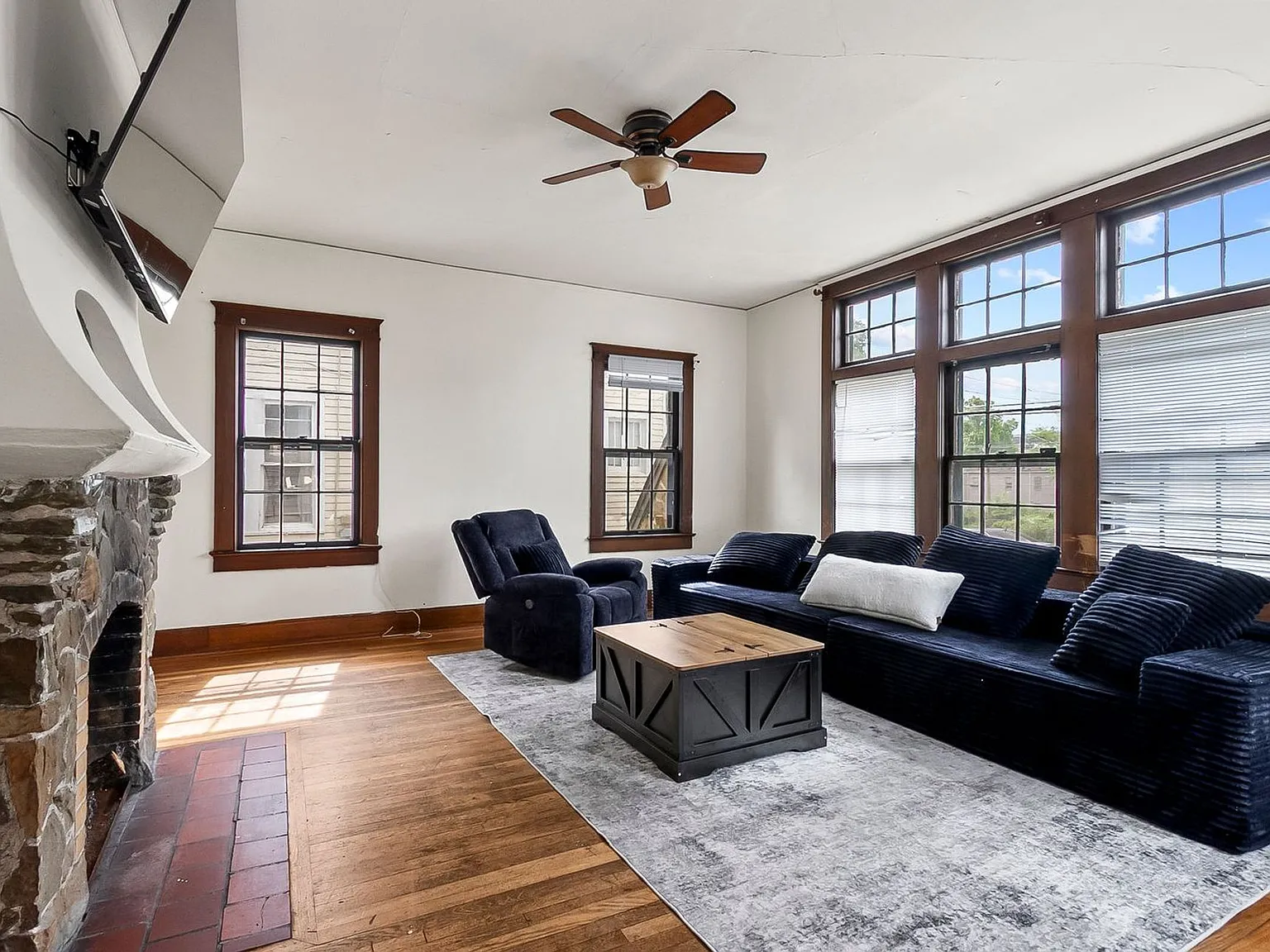 1304 Riverside Dr — Photo 4