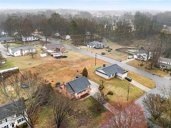 5th image of 2524 Amity Ave