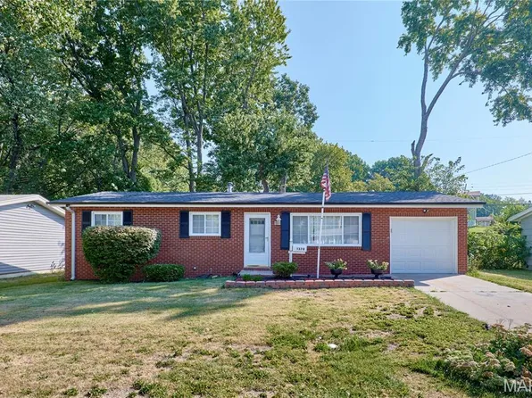 1370 Acredale Dr, Florissant, MO 63033