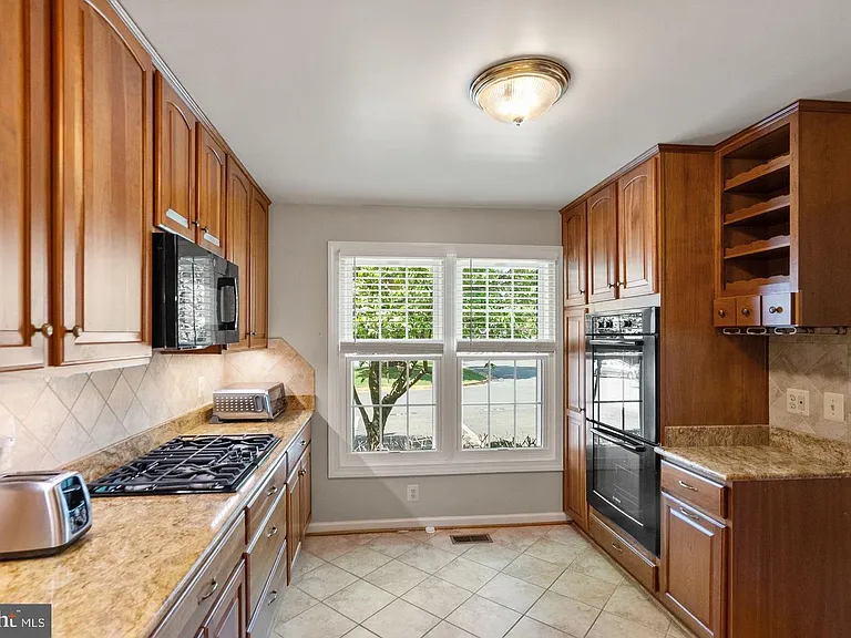 711 Acorn Ct — Photo 5