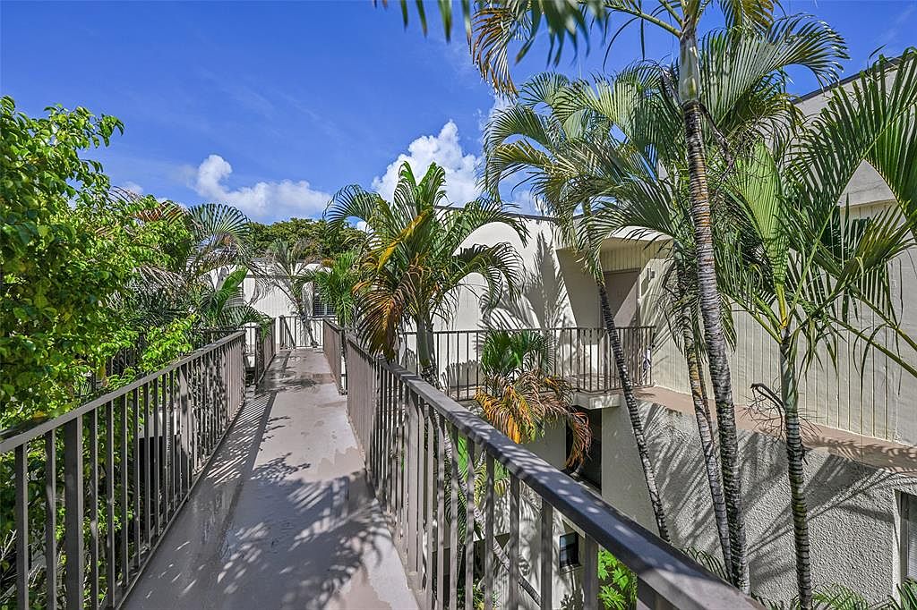 20350 W Country Club Dr #PH12-4