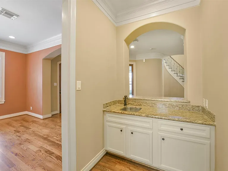 2307 Sheridan St — Photo 8