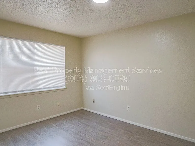 2912 Kirby Ave — Photo 7