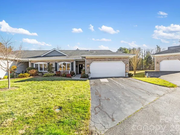 24 Country Meadows Ln, Hendersonville, NC 28792